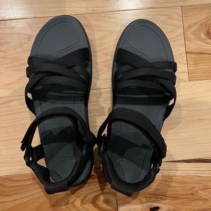 Teva Black Strappy Waterproof Adventure Velcro Sandals Womens size 8